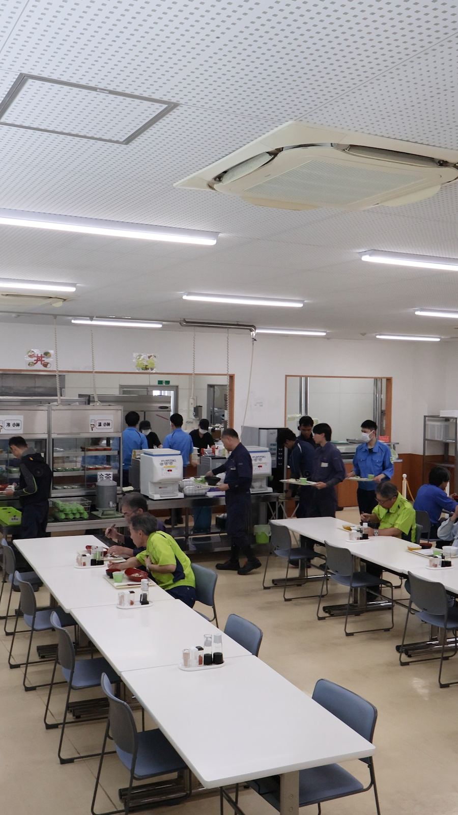 昼どきの社員食堂