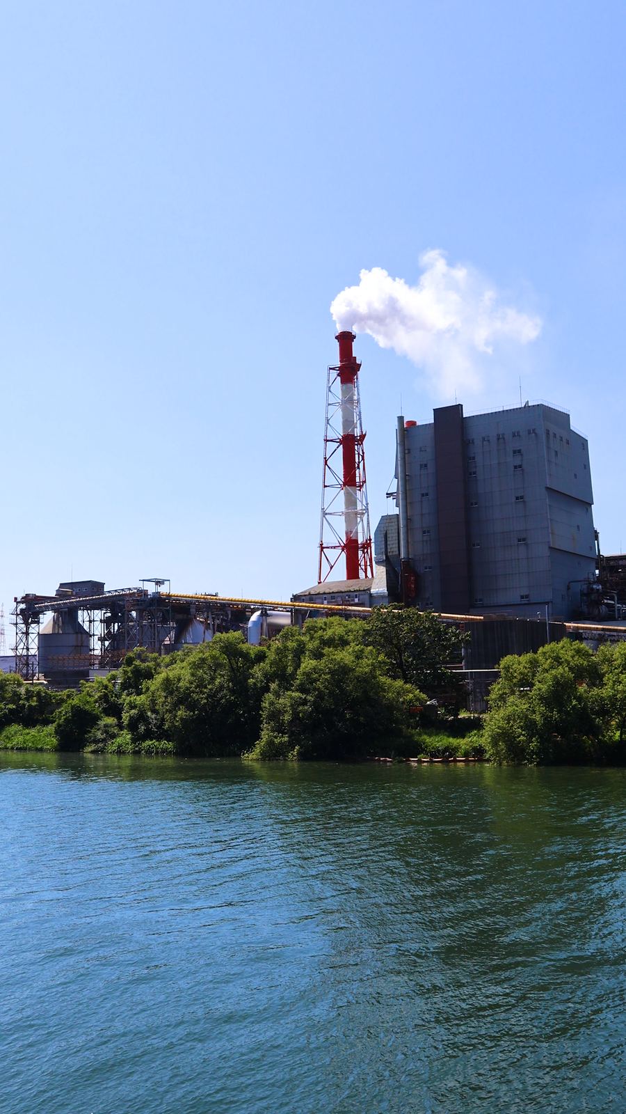 川の向こうに見える中越パルプ工業 高岡工場