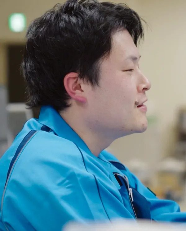 笑顔で話す原質部の社員